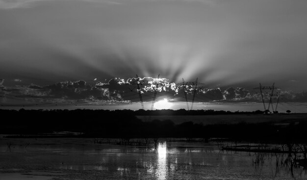 Ligne électrique à haute tension au coucher du soleil Pampas Argentine