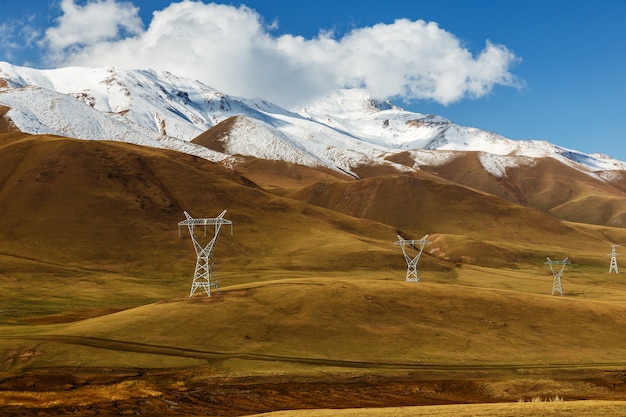 Ligne électrique à haute tension au Kirghizistan. Pylônes électriques de tension dans les montagnes