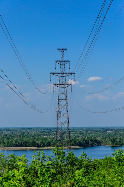 Ligne électrique à haute tension contre le ciel bleu