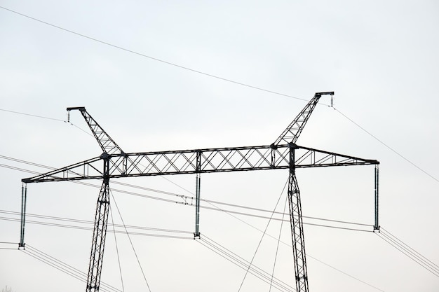 Ligne électrique à haute tension avec diviseur d'isolation des fils d'alimentation électrique pour une livraison sûre de l'énergie électrique via un câble en acier sur de longues distances