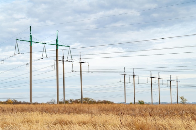 Ligne électrique à haute tension Prend en charge les lignes à haute tension paysage nuageux par temps nuageux