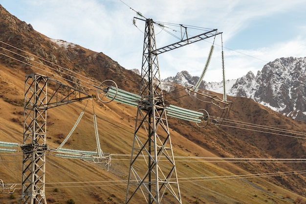 Ligne électrique De Pylône électrique Dans Les Montagnes Du Kirghizistan