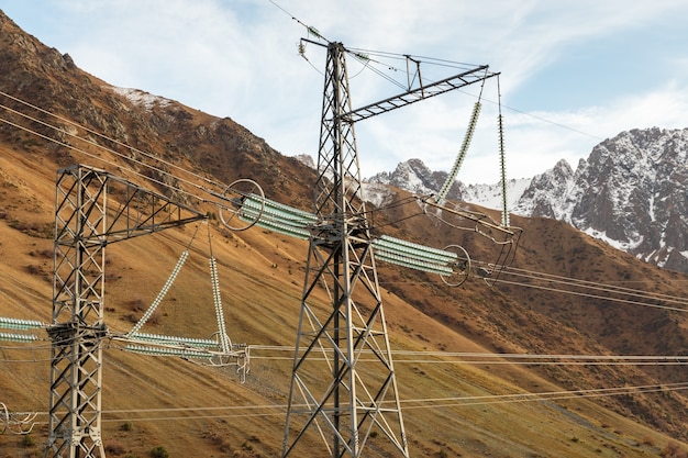 Ligne électrique de pylône électrique dans les montagnes du Kirghizistan