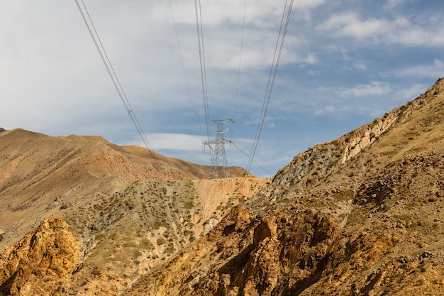 Ligne à haute tension au Kirghizistan.