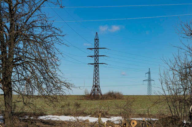 Ligne à haute tension contre un ciel bleu