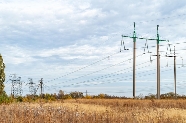 Ligne à haute tension Pylônes de ligne à haute tension par temps nuageux Énergie et ressources naturelles