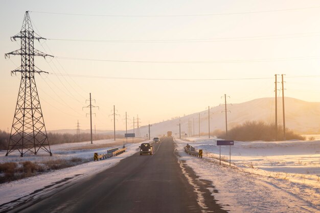 Une ligne à haute tension traverse la route interdisant de s'arrêter sous les fils à haute tension