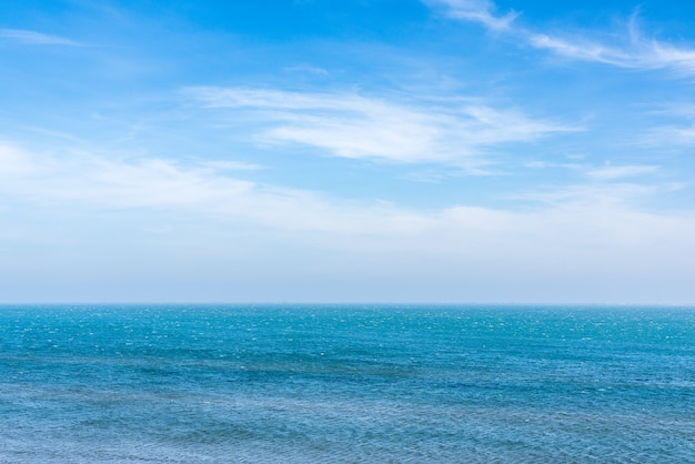 Ligne d'horizon au-dessus de la surface de la mer