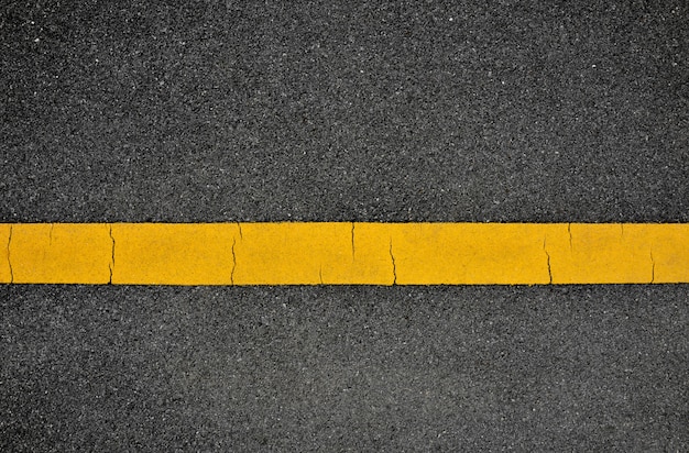 Photo ligne jaune sur route asphaltée