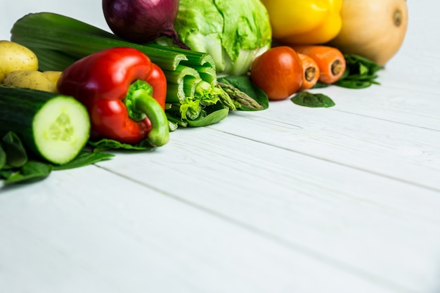 Ligne de légumes sur la table