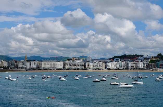 Ligne de plage de La Concha sous cloudscape spectaculaire San Sebastian à distance Pays Basque Espagne