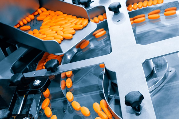 Ligne de production pharmaceutique, fabrication de comprimés ou de vitamines, convoyeur de comprimés