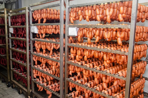 Ligne de production de saucisses. Saucisse sur le comptoir pour le fumoir