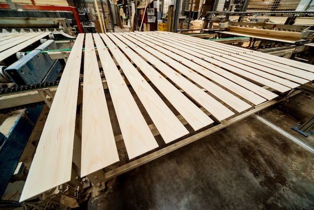 Ligne de production de l'usine de parquet. Machine à bois automatique CNC.