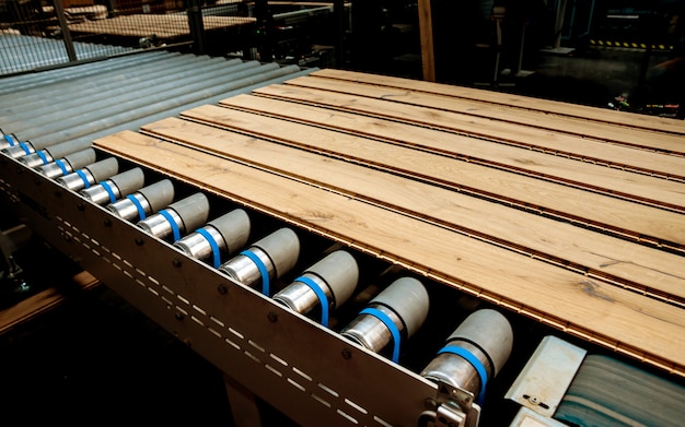 Ligne de production de l'usine de parquet. Machine à bois automatique CNC.