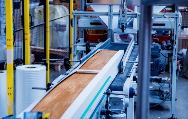 Ligne de production de l'usine de parquet. Machine à bois automatique CNC.