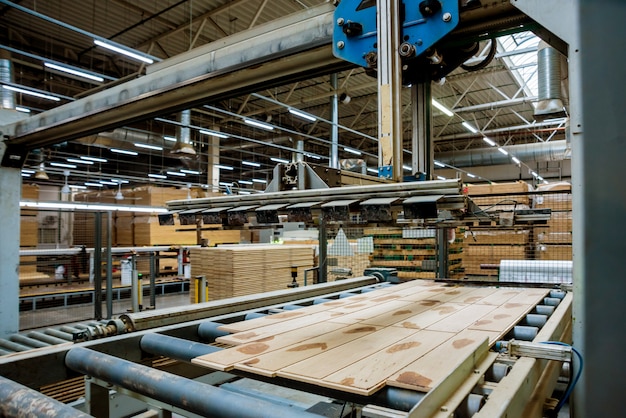 Ligne de production de l'usine de parquet.