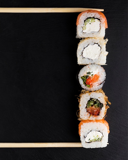 Photo ligne de rouleaux de sushi