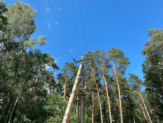 Ligne de transmission d'énergie CC à haute tension Un poteau avec des fils électriques fortement suspendus