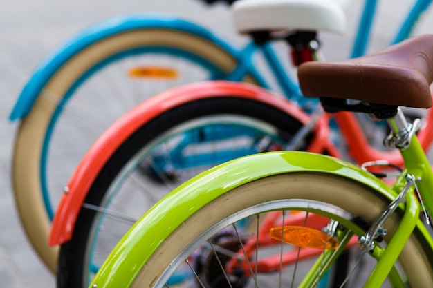 Ligne de vélo de ville colorée dans le magasin