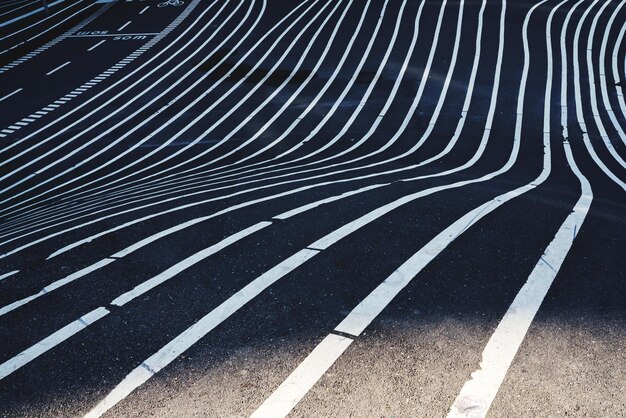 Photo des lignes sur le béton.