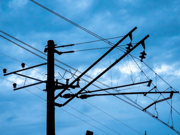 lignes électriques de chemin de fer contre le ciel bleu