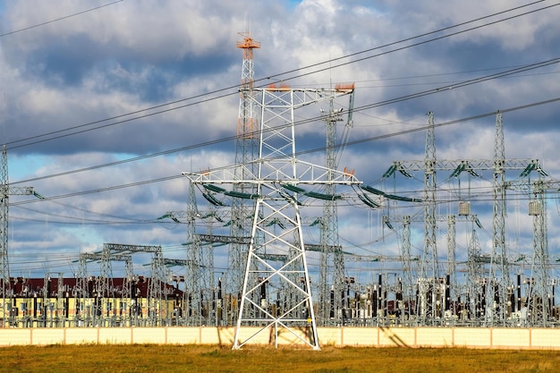 Lignes électriques à haute tension en automne Centrale thermique Sous-station de transformation à haute tension