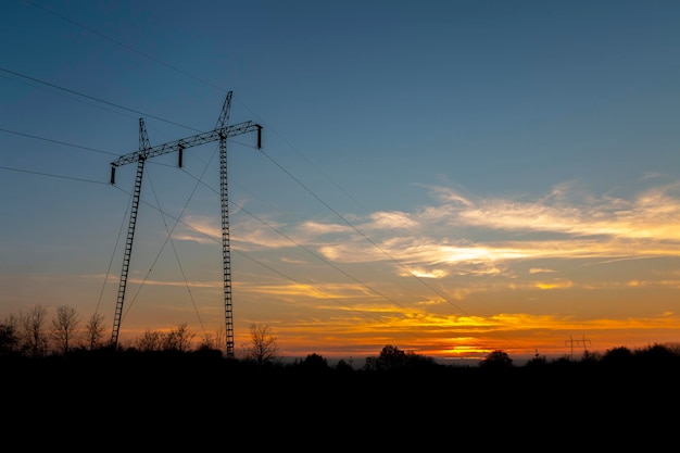 Photo les lignes électriques à haute tension à l'avenir - pénurie d'électricité en raison des prix élevés, les gens désespérés n'ont pas d'argent pour payer l'électricité