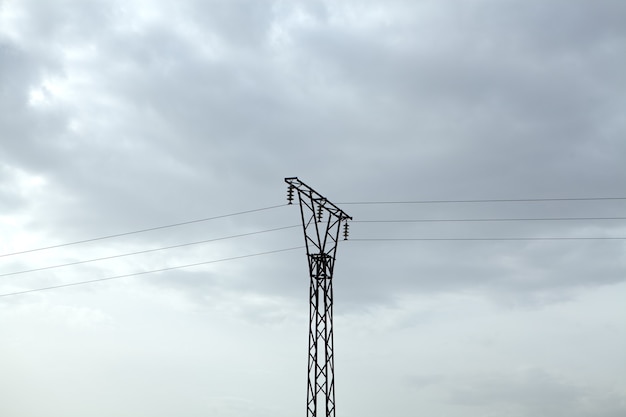 Lignes électriques à haute tension sur une soirée nuageuse