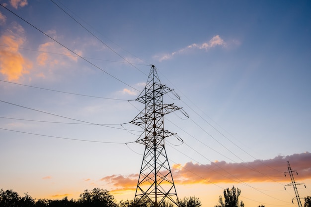 Lignes électriques modernes au coucher du soleil