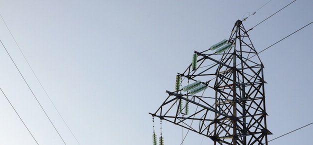 Lignes électriques tour contre le ciel bleu