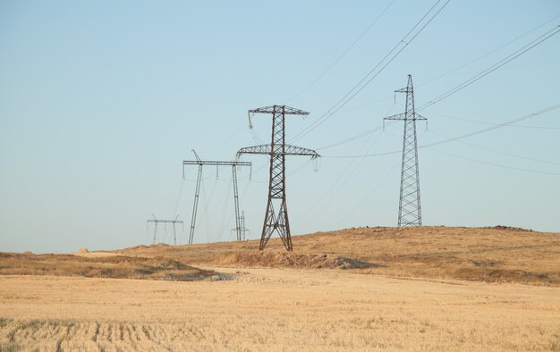 Les lignes électriques. Tours à haute tension