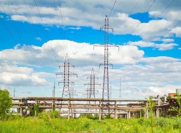 Lignes électriques et tuyaux