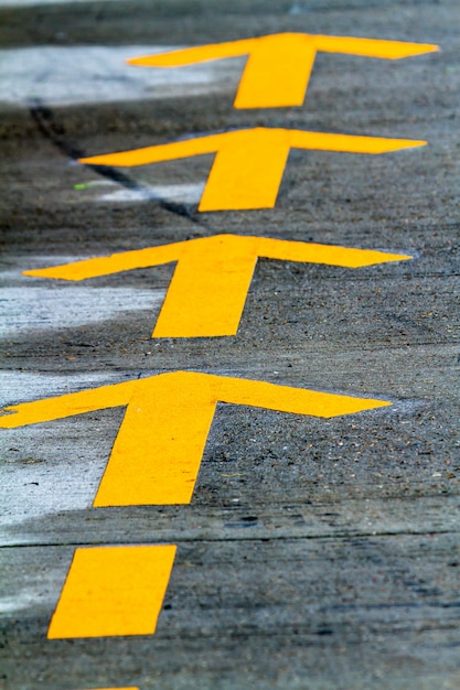 Lignes jaunes sur la route