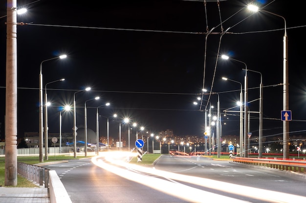 Lignes lumineuses nocturnes de la ville depuis les voitures voitures sur l'autoroute avec flou de mouvement Vue sur la rue de la ville moderne la nuit Beaucoup de lumière provenant des phares de voiture bannières publicitaires et veilleuses