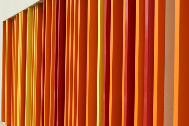 Lignes métalliques verticales orange jaune et rouge vues de côté