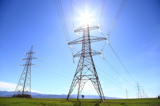 Lignes de transport d'énergie électrique sous le soleil