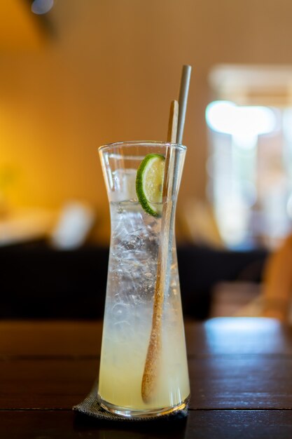 Lime soda sur table en bois à l'arrière-plan du restaurant