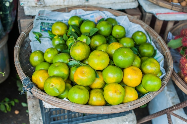 Limes dans le panier en osier sur le marché vietnamien