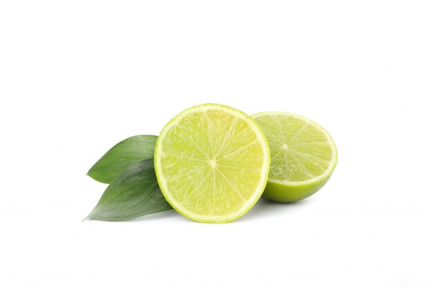 Limes avec des feuilles isolées sur des blancs