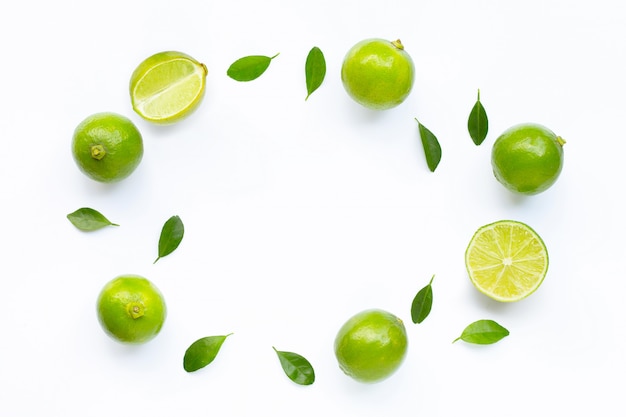 Limes avec des feuilles isolées isolées.