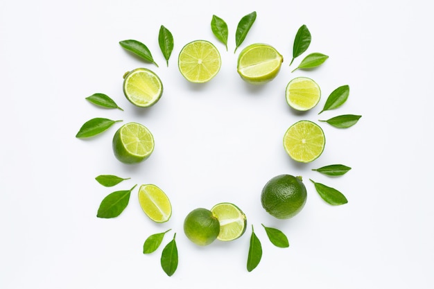 Limes avec des feuilles isolées sur une surface blanche.