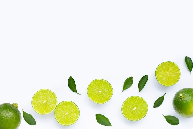 Photo limes avec des feuilles isolées sur une surface blanche