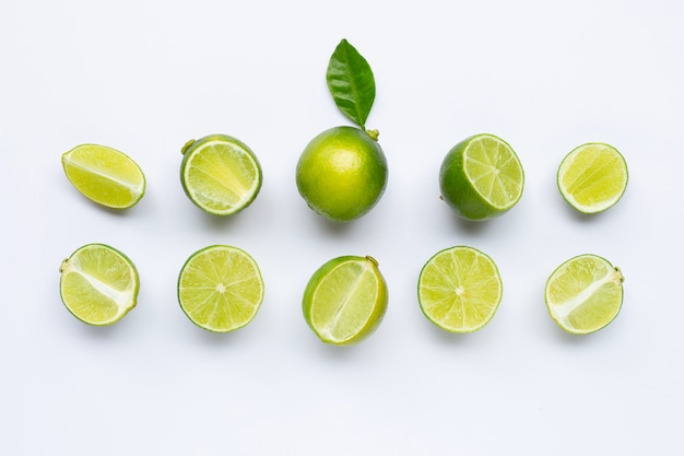 Limes avec des feuilles isolées