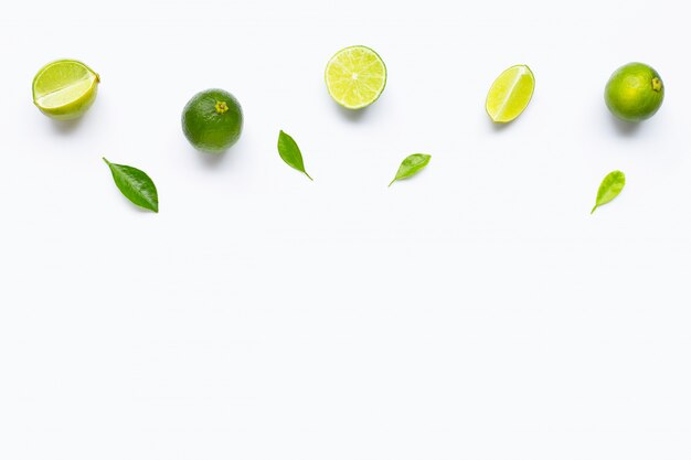 Limes avec des feuilles isolés sur blanc