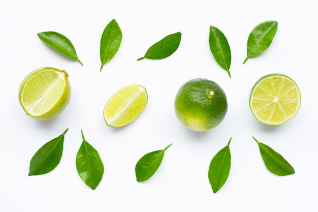 Limes avec des feuilles isolés sur fond blanc.