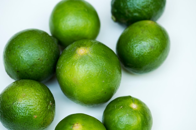 Limes sur fond blanc