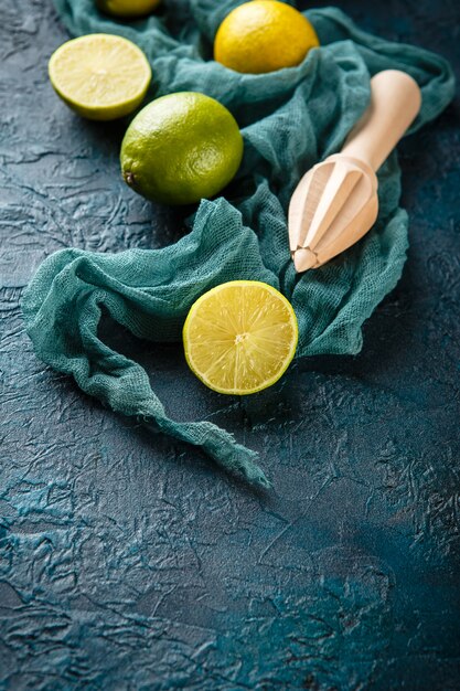 Limes fraîches avec bâton de presse-agrumes.