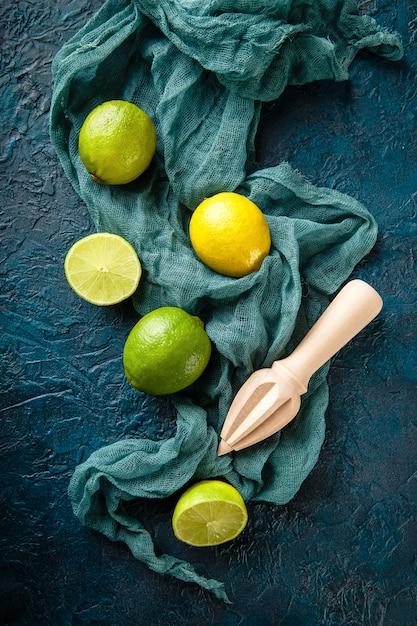 Limes fraîches avec bâton de presse-agrumes.