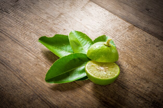 Limes fraîches sur bois